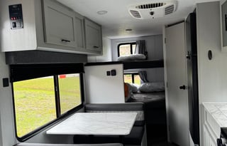 Coastal Camping !  Easy to tow!  Sleeps 5-6/Bunks!