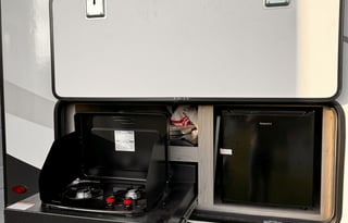 Modern Fifth Wheel – Your Home on the Road