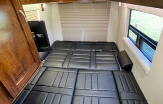 Easy to Drive,Mercedes Safety,7 Seatbelts,King Bed