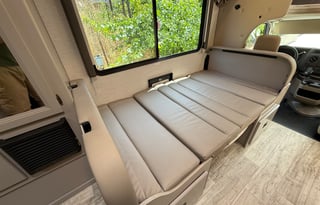 2025 Thor Chateau 21Z... 24 Ft... Easy to Drive...