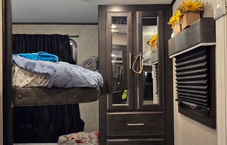 Beautiful 5th wheel bunkhouse retreat w/delivery!