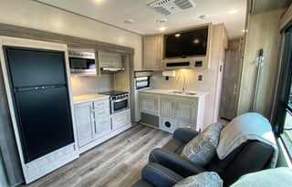 Family & Pet Friendly Toy Hauler Off Grid Capable