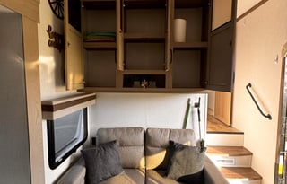 Modern Fifth Wheel – Your Home on the Road