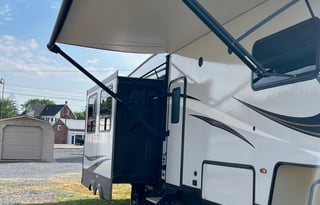 **Campy the SUPER COOL pet friendly 5th Wheel**