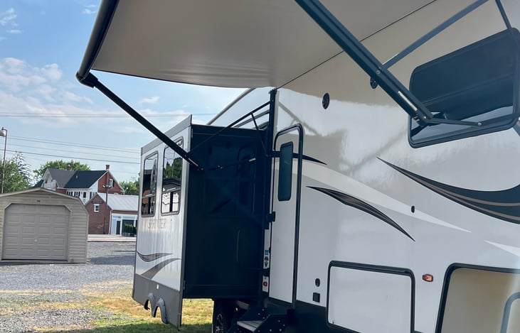 Side view: Living room slide out