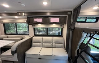BEAUTIFUL/COMFORTABLE RV ~FULLY STOCKED ~SLEEPS 8