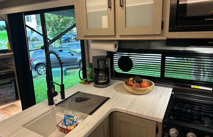 We have the coffee maker and toaster ready for you.
The camper has enough plates cups and silverware for 10 people