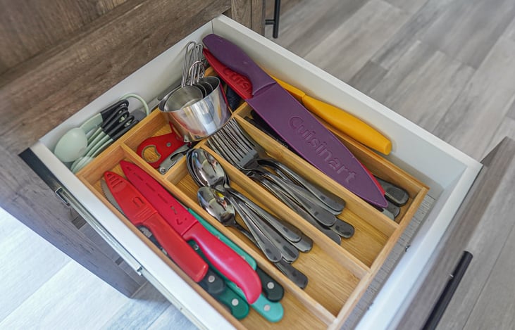 Utensils provided, even steak knives and cleaned professionally every time.