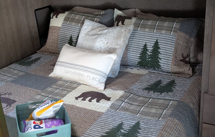 New 10" memory foam mattress! Country Cabin Decor with Shams and Pillows!