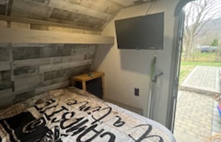 24 inch tv wall mounted can hook up to internet upon request or just stream from your phone