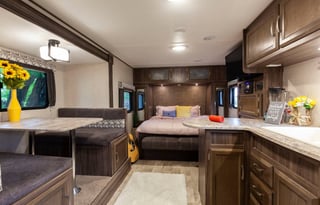 MODERN RV (26' & EASY TOW!!)