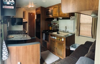 2016 Keystone Springdale w/lots of amenities included!!