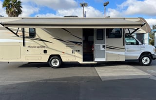 Explore in Style: 2018 Minnie Winnie 31G - Sleep9!