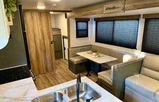 Glamping & Grace - Your HGTV Inspired "Roamstead"