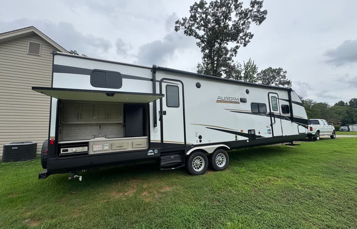 Outdoor kitchen, griddle, sink & refrigerator!