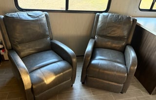 Austin & Jamie’s Cozy Family Adventure RV