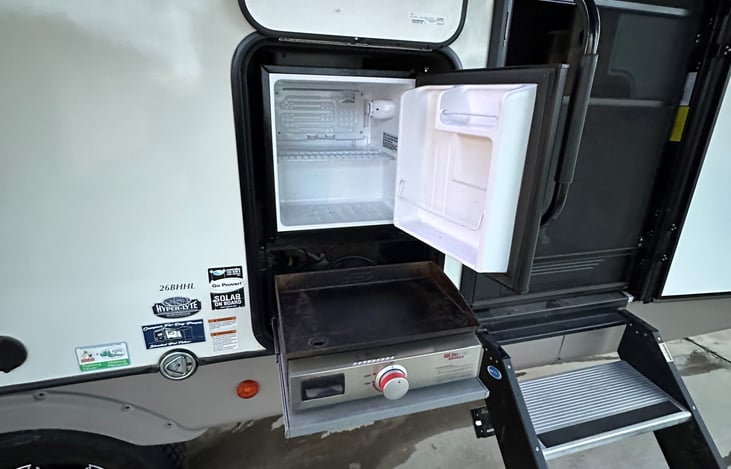 Pull out griddle for out door cooking and mini fridge. great for the outdoor dinner nights.