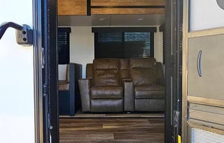 Family & Pet Friendly RV Rental- w/ Bunkhouse!