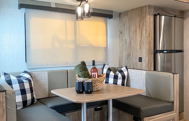 Bug U shaped dinette