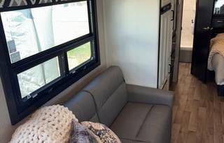 Rare King Bed | Auto Leveling | Easy to Drive