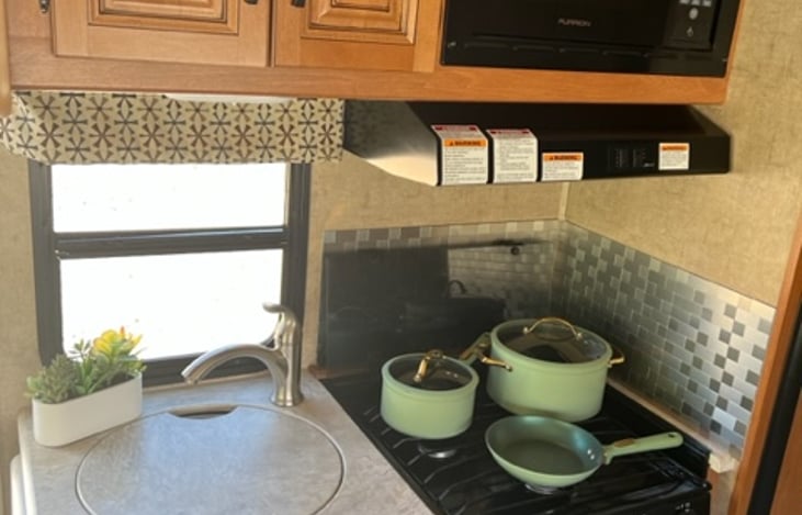 Kitchen! Equipped with a 12-piece non-stick cookware set.