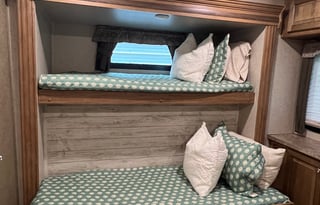 Great Family Friendly Camper With Bunkroom