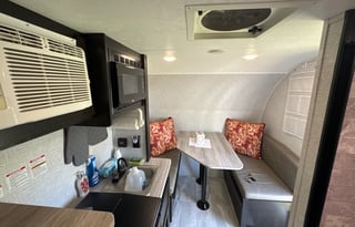 2022 Free Solo | Cozy Lightweight Sleeps 4