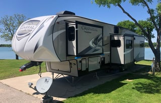 Luxury 2019 Coachmen Chaparral 42’ 392MBL