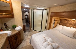 Turn-Key two bath sleeps 10 rear bunk room stoked