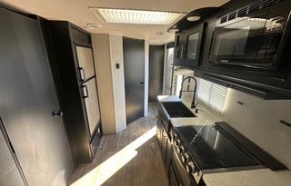 Turn Key 29' two queen bed, fenced patio