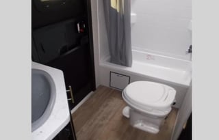 32ft SMART HOME CAMPER WiTH HOT TUB & MESAGE CHAiR