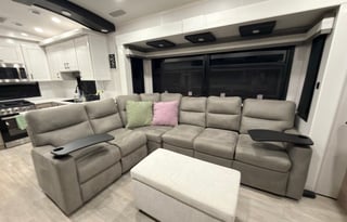 Pet Friendly 2026 Jayco Pinnacle *Delivery Only*