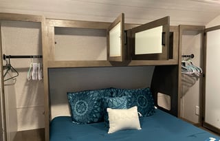 Spacious TWO Bedroom Home Away From Home-Bunkhouse