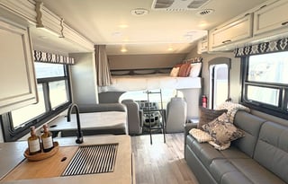 Rare King Bed | Auto Leveling | Easy to Drive