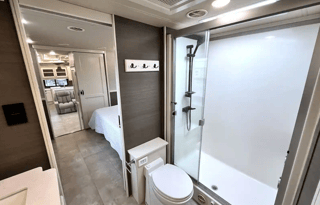 BEACON w/ King Bed, Res Kitchen 1.5 Baths & W/D