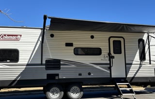 "Vanegas" Modern Private Queen Bedroom  Sleeps 6