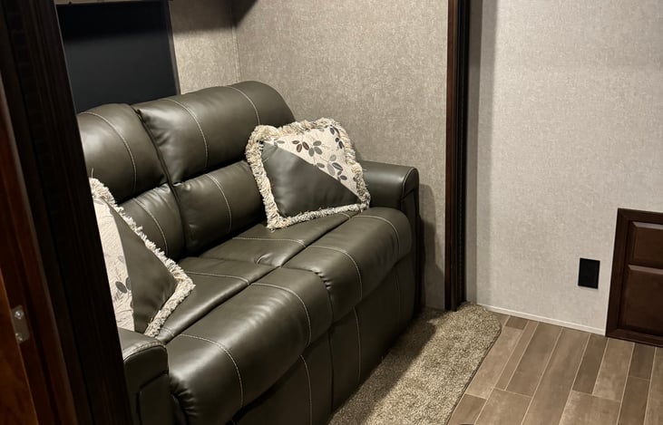 Bonus room w/ t.v. and sleeper sofa, linens included