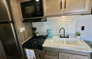 Stay Cool in Like-new Travel Trailer w/2 ACs