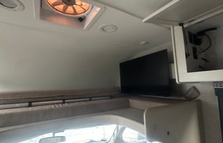 C8: NEW 2022 Thor LUXURY BIG Bed,8 Sleeper,Solar