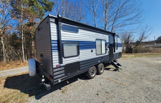 Rolling Retreats 2022 Cherokee Grey Wolf