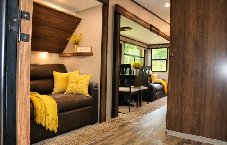 Bedroom 2 (2 Bunks / Fold-out Couch)