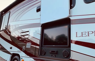 Lucy - Luxury RV for Your Stay in Camp Sherman