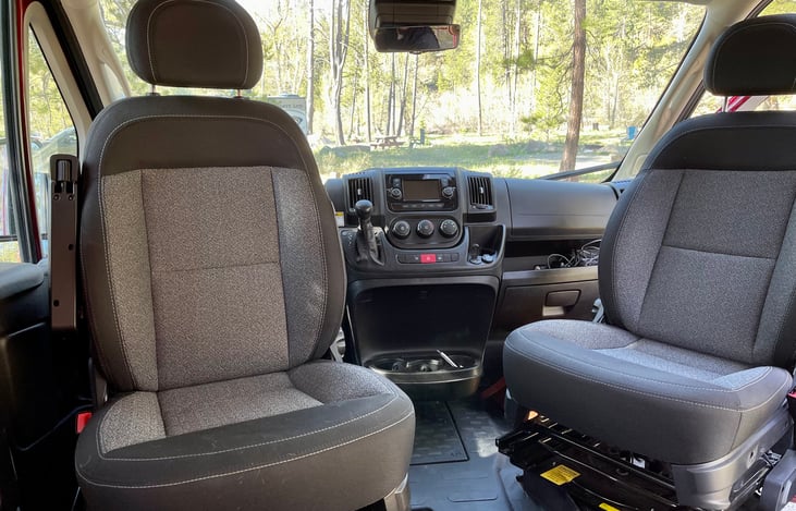 Swivel Seats
Both the drivers and passenger seats can swivel 180 degrees to add to cabin space.