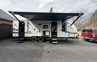 2022 grey Wolf Black Label. Bunks. 5,300lbs.