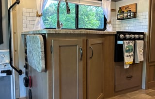 Very clean fully loaded 2020 Chateau 28E