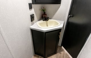 Luxury RV w/patio, Relax - bbq