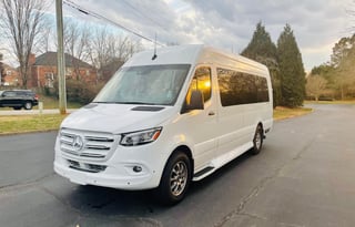 LUXURY 10 passengers VAN w TV, Kitchenette, Toilet