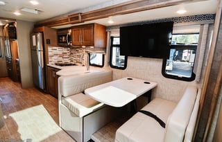 2021 Thor Omni 5 Star Luxury RV 4x4 Diesel
