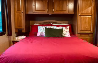 Lucy - Luxury RV for Your Stay in Camp Sherman