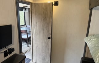 2022 Cherokee Arctic Wolf 3660 Suite